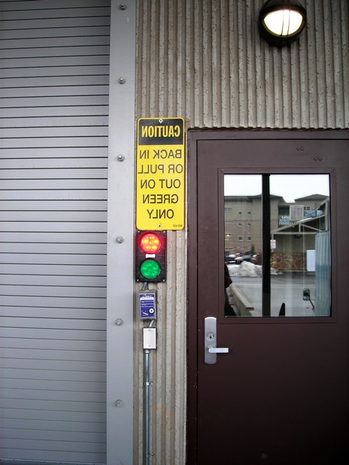 KCAB NI RO LLUP TUO NO NEERG YLNO